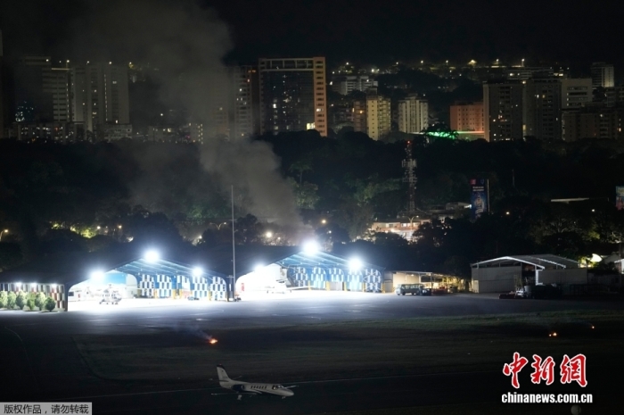 图为当地时间1月3日,委内瑞拉首都加拉加斯一机场发生爆炸,现场烟雾升腾。 图为当地时间1月3日,委内瑞拉首都加拉加斯一机场发生爆炸,现场烟雾升腾。